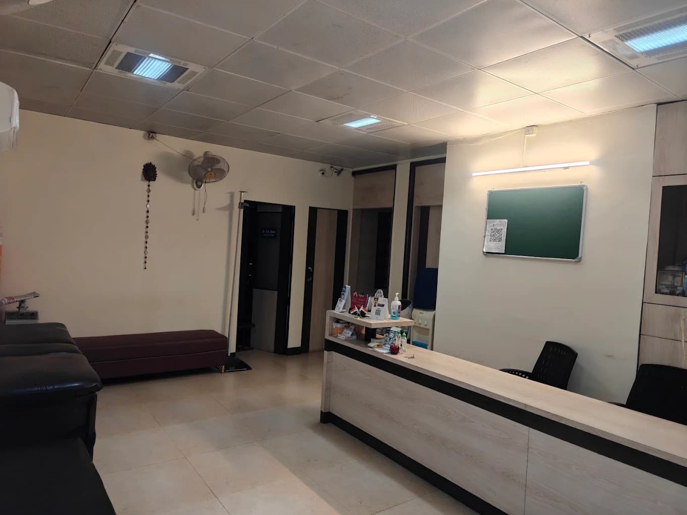 Waiting area and reception at the Shalimar Bagh clinic